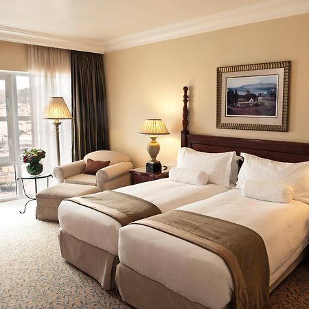 더 테이블 베이 호텔 케이프타운 객실 사진 A room at the hotel