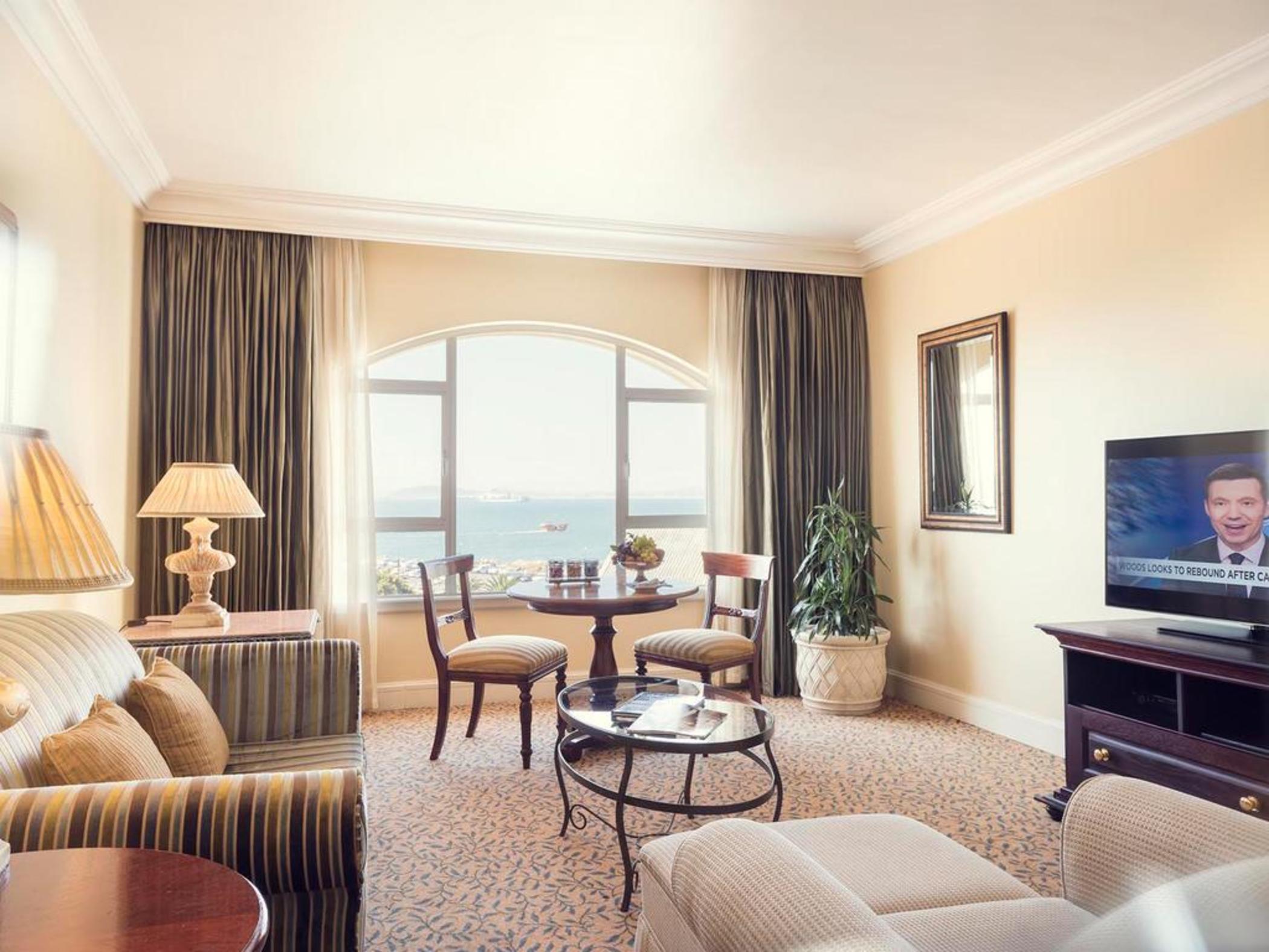 더 테이블 베이 호텔 케이프타운 외부 사진 A living room in a suite at the Grand Hotel