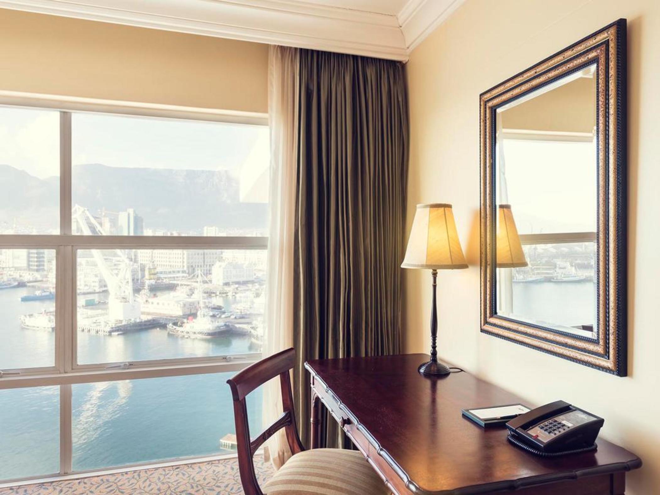더 테이블 베이 호텔 케이프타운 외부 사진 A room at the Cape Town International Convention Centre