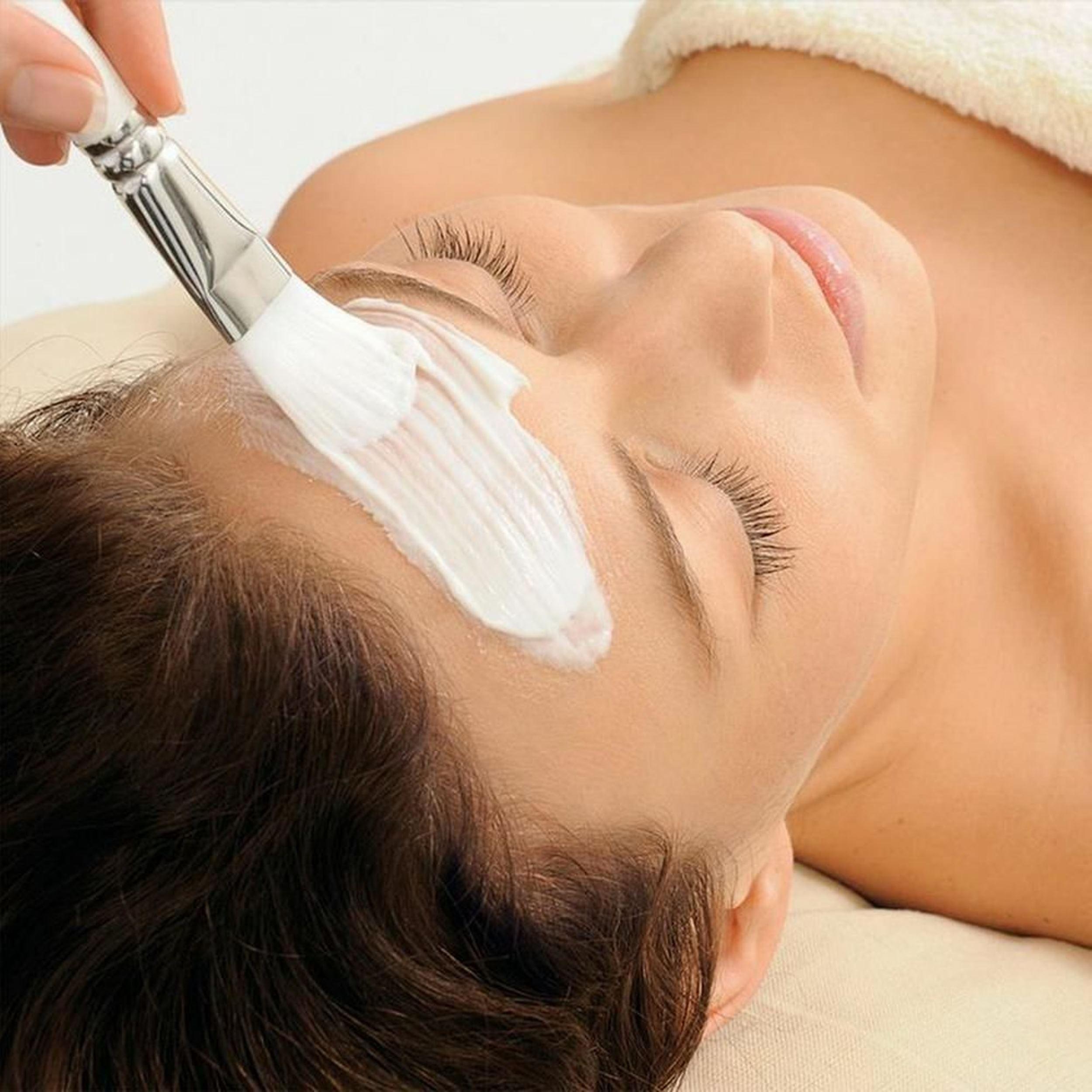 더 테이블 베이 호텔 케이프타운 외부 사진 A woman receiving a facial