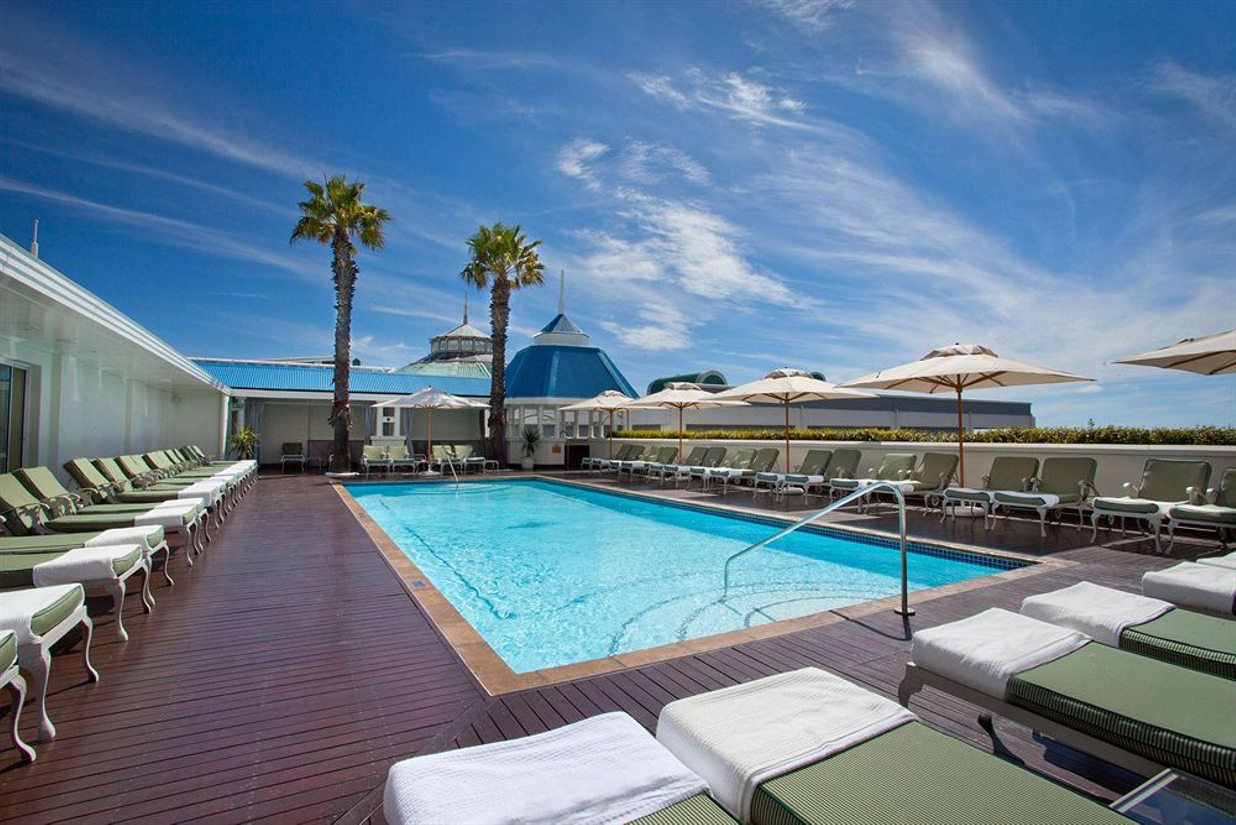 더 테이블 베이 호텔 케이프타운 외부 사진 Rooftop pool at the Cape Town Protea Hotel