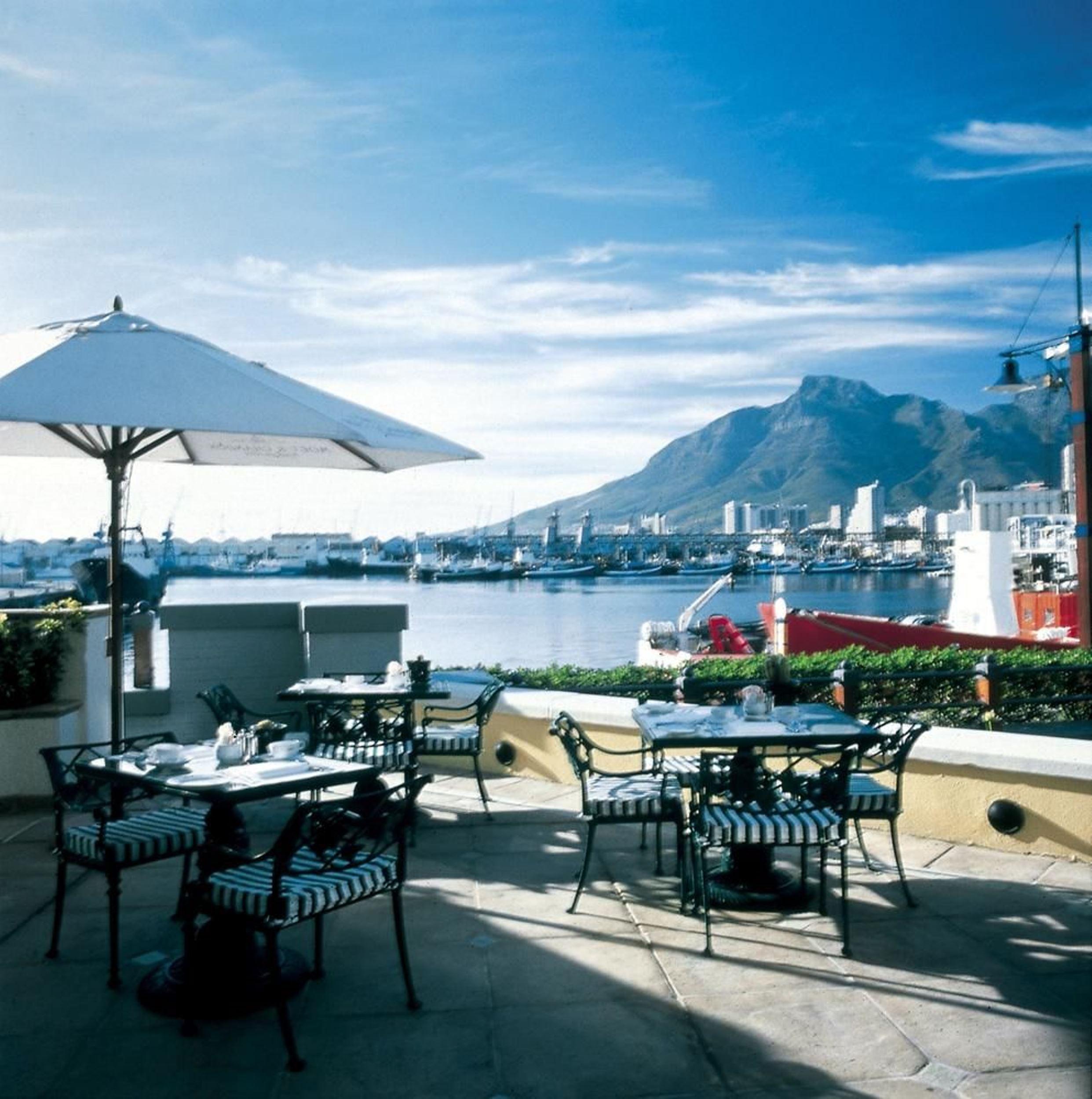 더 테이블 베이 호텔 케이프타운 레스토랑 사진 View of the hotel's terrace