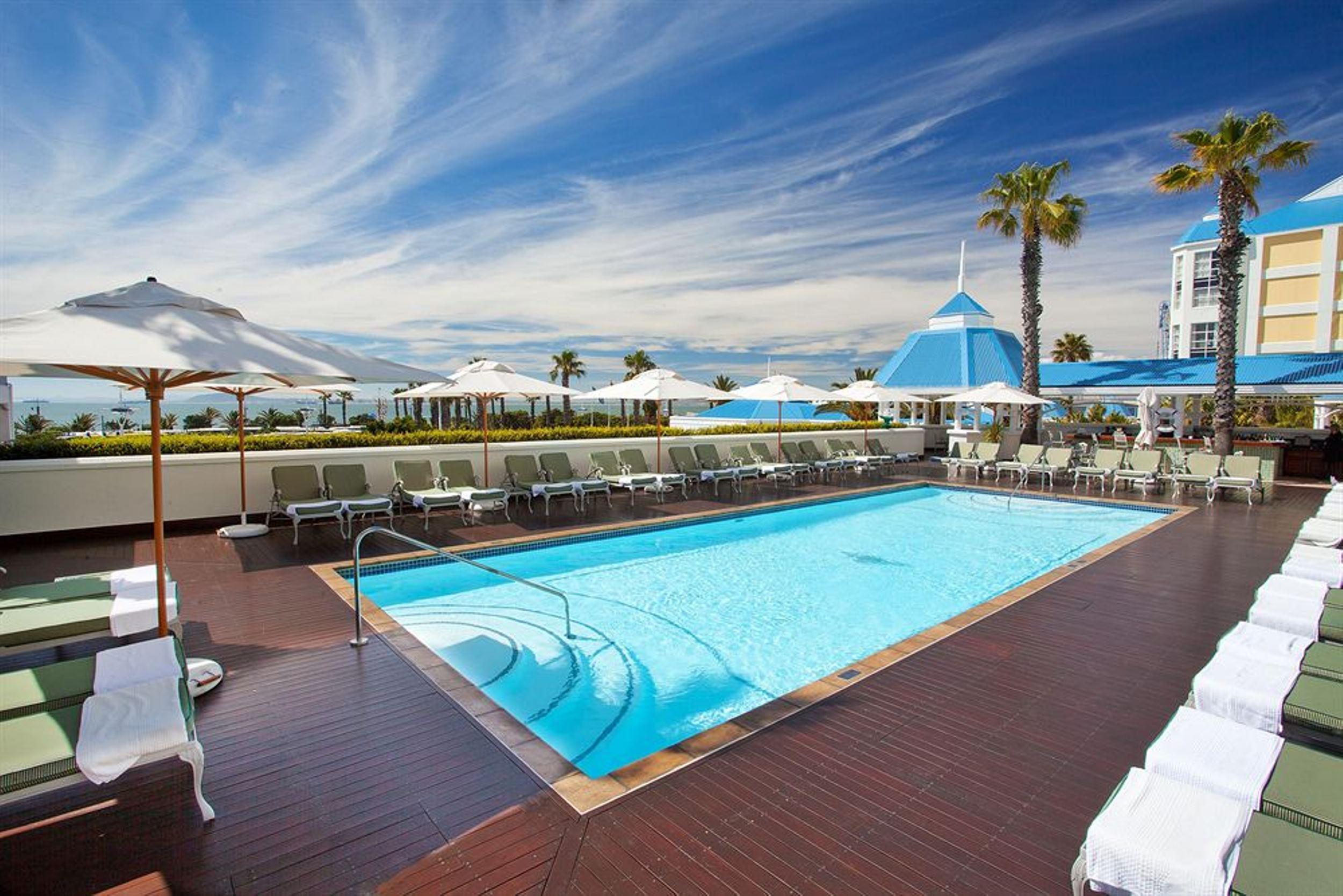 더 테이블 베이 호텔 케이프타운 외부 사진 Rooftop pool at the Cape Town Hilton