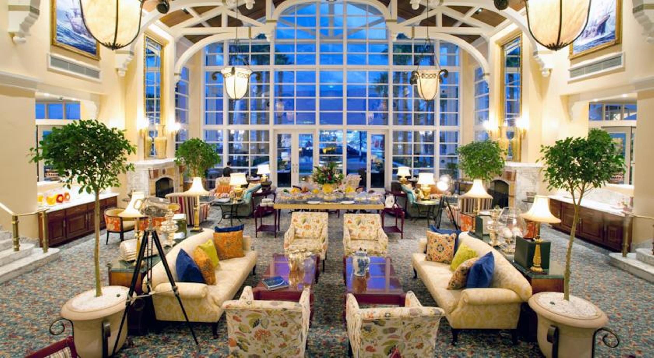 더 테이블 베이 호텔 케이프타운 레스토랑 사진 The lobby of the Four Seasons Hotel