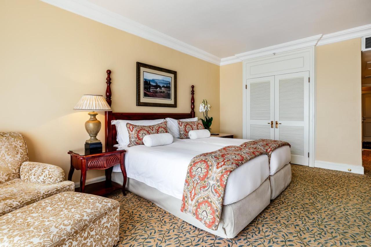 더 테이블 베이 호텔 케이프타운 외부 사진 A bedroom at the Cape Town Hilton