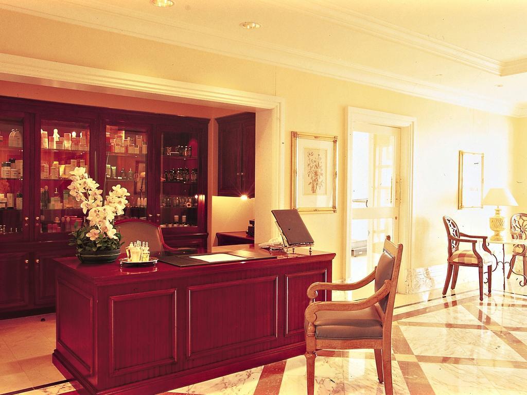 더 테이블 베이 호텔 케이프타운 외부 사진 Concierge desk at the Four Seasons Hotel, Washington, D.C.