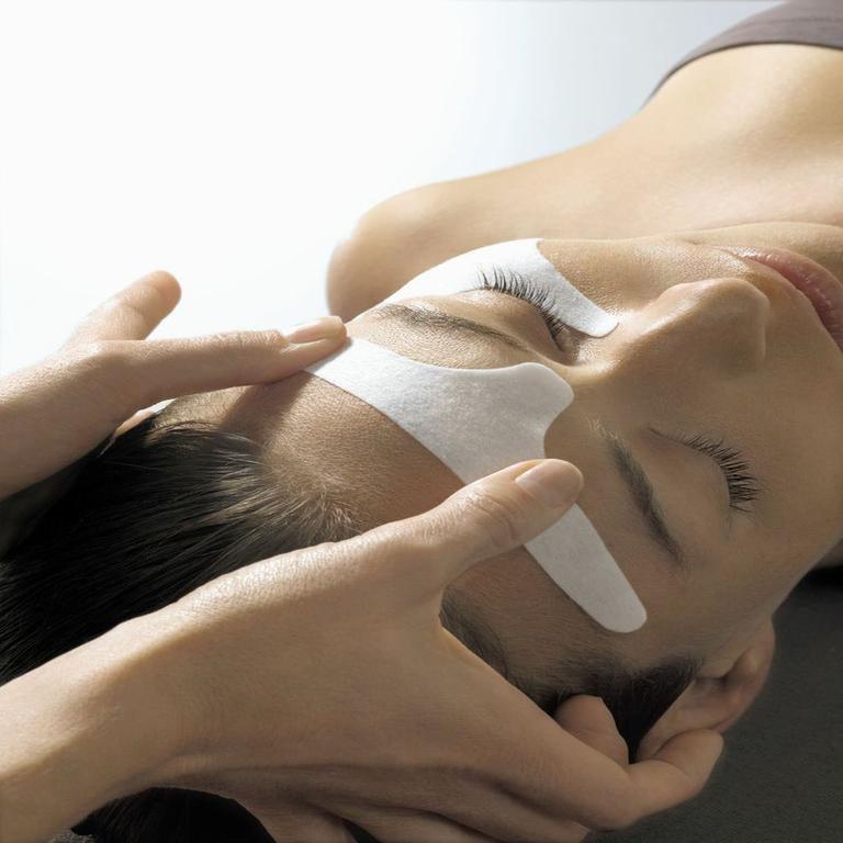 더 테이블 베이 호텔 케이프타운 외부 사진 A woman receiving a facial